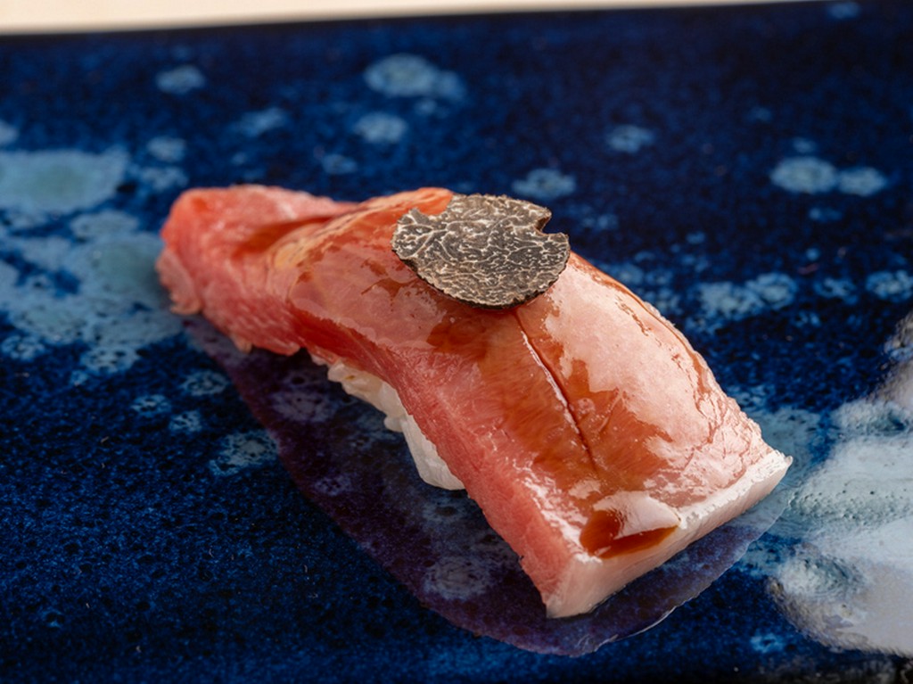 香り高い『中トロにイタリア産の黒トリュフ』