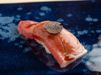 香り高い『中トロにイタリア産の黒トリュフ』