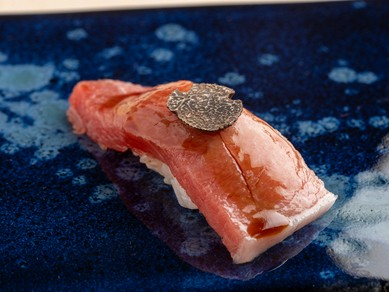 香り高い『中トロにイタリア産の黒トリュフ』