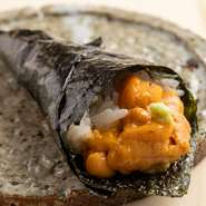 北海道産など全国各地の季節のウニを使っています。夜は手巻き寿司、昼は軍艦風にして提供。有明産の最高級のりを軽く炙って香りを引き立て、パリッとした食感に仕上げています。濃厚なウニとの相性も抜群です。