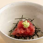 全国各地から仕入れる旬の鮪の中落ちを使っています。米は福岡県久留米産「元気つくし」の白米。煮切り醤油が鮪の味をさらに味わい深く仕上げます。季節ごとに全国各地のおいしい鮪を心行くまで堪能できます。