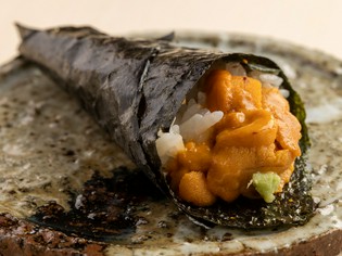 福岡県産を中心に九州や全国の旬の味を仕入れて提供する