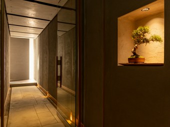 熟練の職人が手掛ける寿司などを高級感ある店内で味わえる