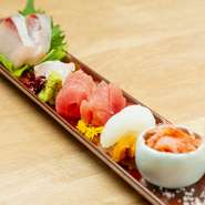大阪・木津の市場から店主が目利きして仕入れる旬の魚。それぞれの季節で一番おいしく味わえる素材を中心にしたお造りは人気メニューのひとつ。日本酒のお供にぴったりです。