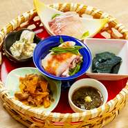 「日本だからこそ味わえる旬の食材を、その食材が持つ本来の味を最大限に生かして調理することを心がけている。」と語るオーナー。毎日違う一品が並ぶ『本日の前菜盛り合わせ』は、四季折々の和を感じる一皿です。
