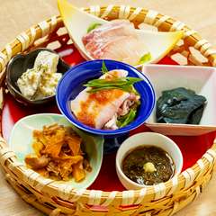 日本ならではの季節の移ろいを料理で表現。四季折々の和を感じる一皿『本日の前菜盛り合わせ』
