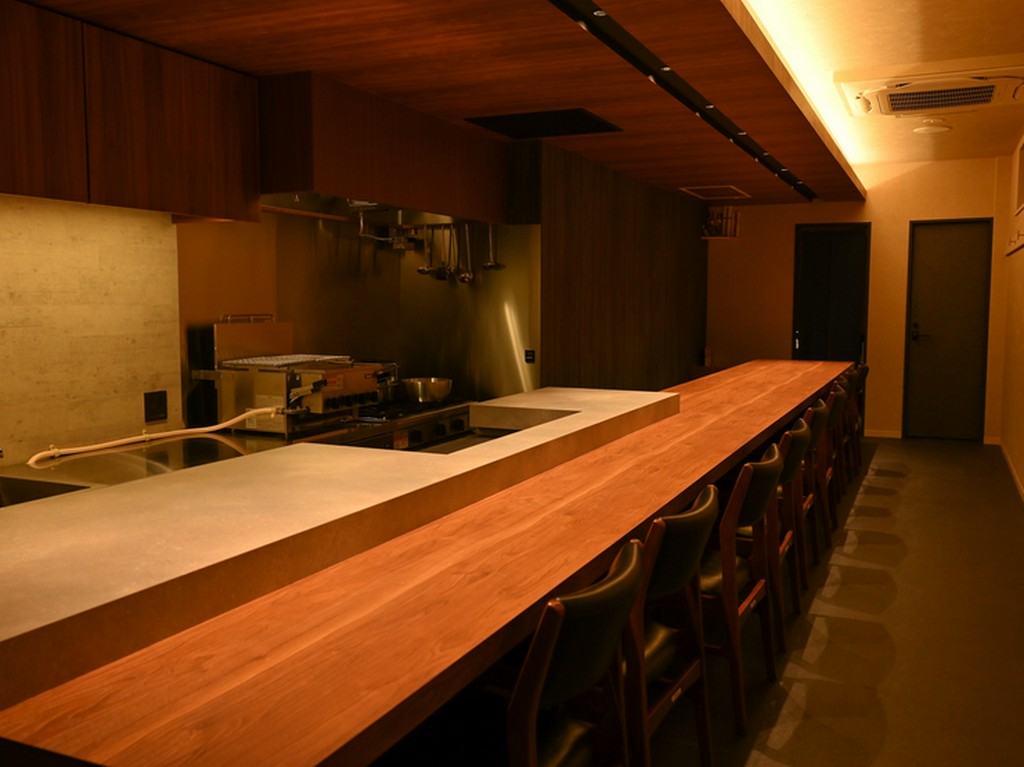 臨場感を味わえる、9席のカウンター席