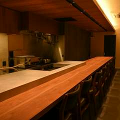 臨場感を味わえる、9席のカウンター席