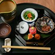 コースの柱を担う肉料理には、A5ランクの黒毛和牛を厳選。魚介類は豊洲市場へ、野菜は大田市場に出向き、その日の食材を仕入れています。素材の旨みを感じる料理を約30種類揃えられた日本酒と共に堪能して。