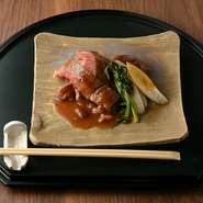 一人用の鉄鍋で提供される、お店の名物の一つが『すき焼き』。長野県から取り寄せる味噌を使用した、甘くてコク深い味わいに魅了されます。