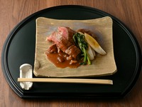 一人用の鉄鍋で提供される、お店の名物の一つが『すき焼き』。長野県から取り寄せる味噌を使用した、甘くてコク深い味わいに魅了されます。