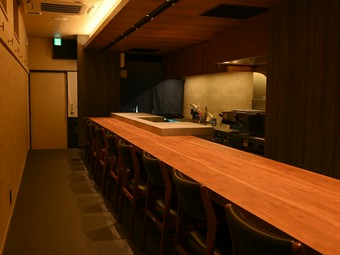 ゆったりと過ごせるカウンターで味わう、本格和食を堪能