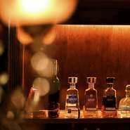食事をしたい時にも、もう少し飲みたい夜にも気ままに立ち寄れます。『ワインセットディナー』はドリンク2杯と前菜・メインディッシュが付いたお得なプランです。1セットをオーダーし2人でシェアできるのも魅力的。