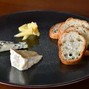 チーズプロフェッショナルでもあるソムリエがワインに合わせやすいチーズを選りすぐります。ワインの魅力がさらに引き立つような、テイストも香りも異なるチーズがラインナップ。（※写真はある日の一例です）