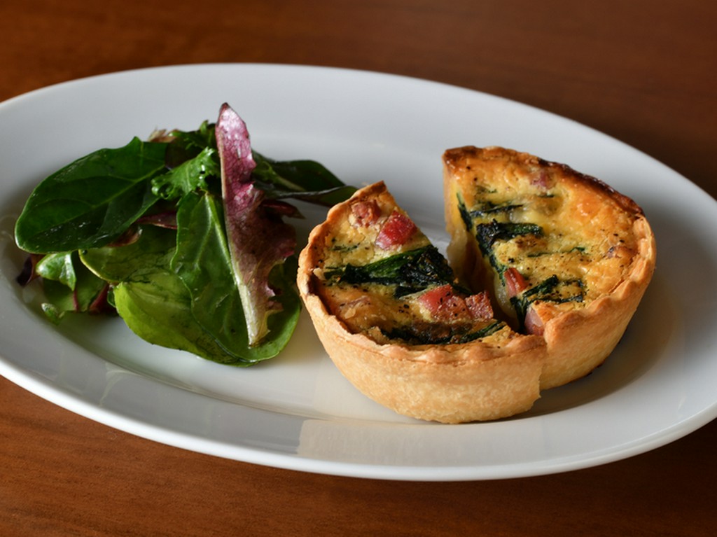 素材の旨みとサクサクの食感を楽しむ『ベーコンとほうれん草のキッシュ』