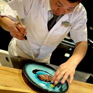 【神戸饗膳つばさ】は、「おもてなしと寛ぎの特別なひとときを」がコンセプトです。全席掘りごたつでゆったり食事を味わえる空間づくりと、もてなしの心を込めた接客をしています。