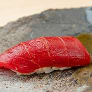 道内だけでなく、全国各地にアンテナを巡らせ良質な食材を厳選。冷凍モノではなく活きた素材を、養殖ではなく天然モノを重視する店主。もちろん今宵提供する逸品も旬の食材のみ。ありのままの旬を届けてくれます。