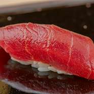 鮮烈な赤身とシャリとのコントラストが印象的な逸品。食材としてのシャリとの相性は言わずもがな。寿司の花形とも呼ぶべき存在感を、再認識させてくれる一貫です。