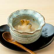 旬の幸と鮑との味わい深い組み合わせ。季節を象徴する食材を使ったソースは、季節の移ろいを視覚から実感させてくれます。