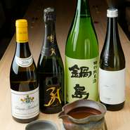 日本酒・ワインと、ドリンクも選りすぐりの一本を用意。華やか過ぎず、寿司と寄り添えるお酒を取り揃えています。