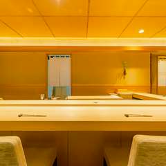 臨場感抜群のカウンター席はいずれも特等席