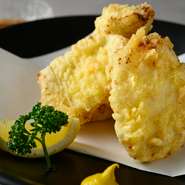 東京店独自のワインリストも圧巻。「サロン」も揃えるシャンパーニュ、ブルゴーニュの至高の白、赤も豊富なケンゾーエステイト、自然派ワインなど、自慢の鍋と料理に寄り添う銘柄がずらり。ほかのドリンクも充実。