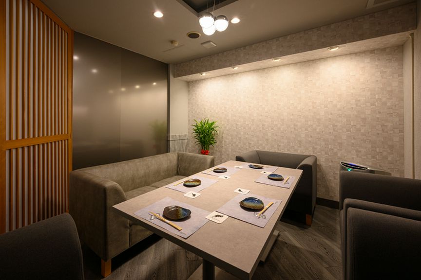 10名までOKのテーブル個室、隠れ家感が高いソファ個室を用意