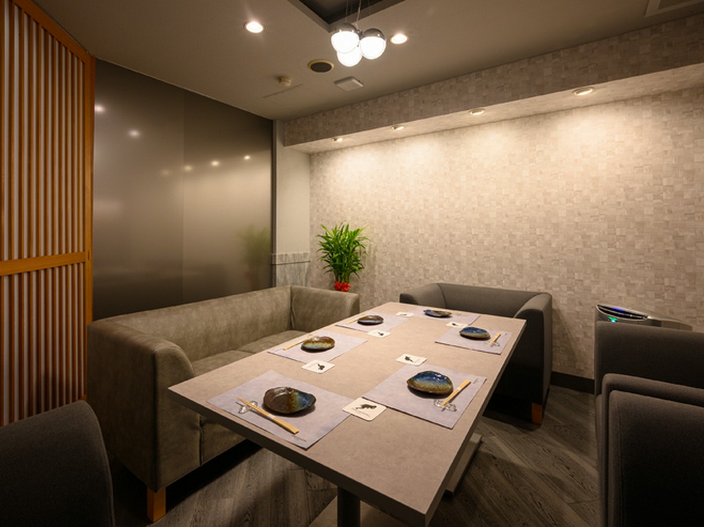 10名までOKのテーブル個室、隠れ家感が高いソファ個室を用意