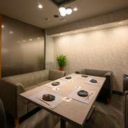 落ち着いた雰囲気の店内に、カウンター席と個室をゆったり設え。6名と4名用があるテーブル個室は、間仕切り調整で10名までOKの空間に。6名までのソファ個室は隠れ家の趣で、知っておくと何かと重宝します。