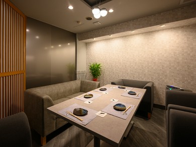 10名までOKのテーブル個室、隠れ家感が高いソファ個室を用意