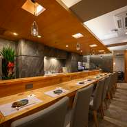 ちゃんこ鍋デートをオシャレな雰囲気で楽しめる貴重な店。『近江牛タタキ胡麻ポン酢』など鍋前の料理も充実。カウンター席では、スタッフが鍋の煮え具合を確認して取り分けてくれるので、食べることに集中できます！