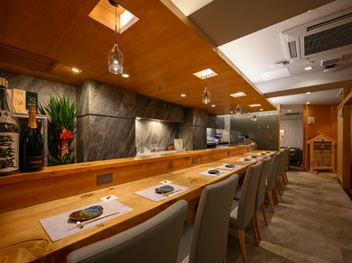 カウンター席で肩を並べて、二人鍋にひたれる理想的な一軒