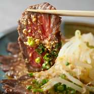 六本木の新たな接待スポットとしても人気上昇中。伝承の味と、ちゃんこの可能性を広げる新趣向の鍋の両方が揃うので、食体験が豊富なゲストにもピッタリ。自慢料理と鍋をセットにしたコース料理も好評です。