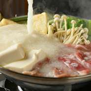 中津本店から空輸する秘伝のだしは、優しい味わいと奥深さが絶品。鍋3種とも栄養価が高い具材が揃い、体の中から元気になるおいしさです。グループなら個室、少人数ならカウンター席で調理のライブ感も楽しんで！