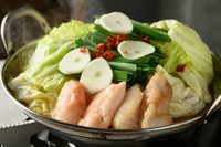 東京店オリジナルちゃんこ。もつは近江牛の上質もつのみを使用。注文は2人前より。