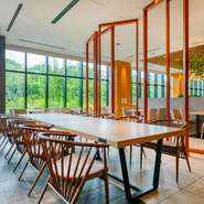 2020年の開業以来、京都の新しい魅力を発信する宿泊施設【梅小路ポテル京都】のダイニング。ロビーの吹抜けと一体化した開放感、梅小路公園の眺望、オープンキッチンの臨場感など、心躍る空間で食事を楽しめます。