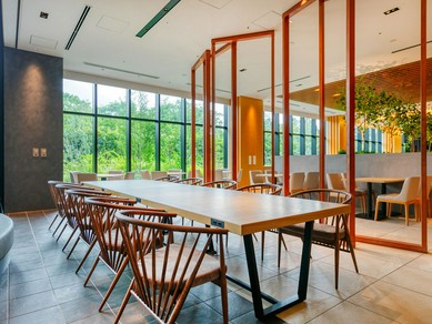 梅小路公園の緑を望む開放的な空間で、五感が喜ぶ料理を満喫