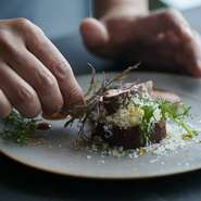 「Potel」はport（港/人々や文化が行き交う場）とhotelの造語。その名のとおり、空間もスタイルもオープンで、開放的な空間＆オープンキッチンのライブ感に包まれながら、気取りなくワイワイ楽しめる雰囲気です。