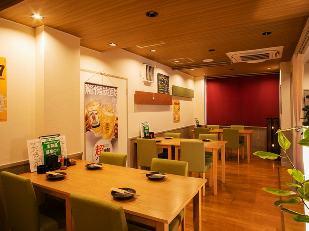 カウンター席に加えテーブル席や個室席もあり、宴会にも対応