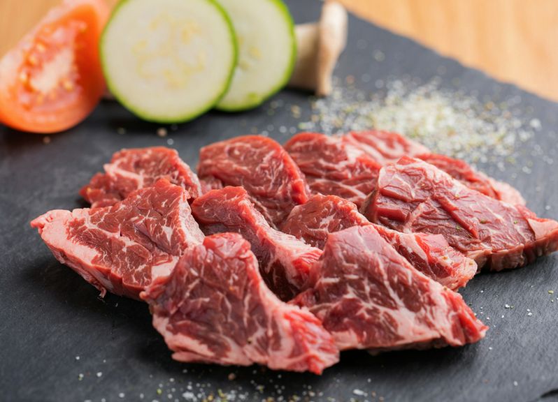 海鮮だけでなく肉にもこだわりあり。鉄板ステーキをお試しあれ