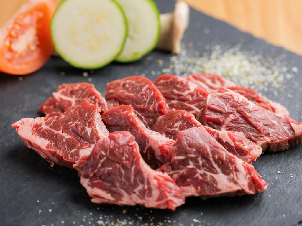 海鮮だけでなく肉にもこだわりあり。鉄板ステーキをお試しあれ