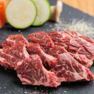 新鮮な魚介類に限らず、肉にもこだわって仕入れています。鶏肉や豚バラなど、厳選した食材を用いた『焼き鳥』はひと味違うおいしさ。仕入れによって登場する『鉄板焼ステーキ』も、大注目のおすすめメニューです。