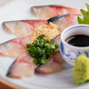 玄界灘から直送される新鮮な活さばは、くさみなくプリプリした食感がミリよく。京都から取り寄せるねりごまを使った特製ダレやたっぷりのすりごまとどうぞ。同店を訪れたら食べずには帰れない、鉄板人気の一品です。