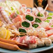 定番の鶏肉はもちろん、魚介串や野菜巻きなど20種以上が揃う『焼き鳥』は、同店の定番人気メニュー。国産の豚バラ肉を厚切りカットでいただける『豚バラ』が特に人気とか。1本からオーダーできます。