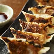 鹿児島黒豚と黒さつま鶏黒王を使用した自家製焼餃子です。弾力あるお肉の食感と肉汁が最高です！