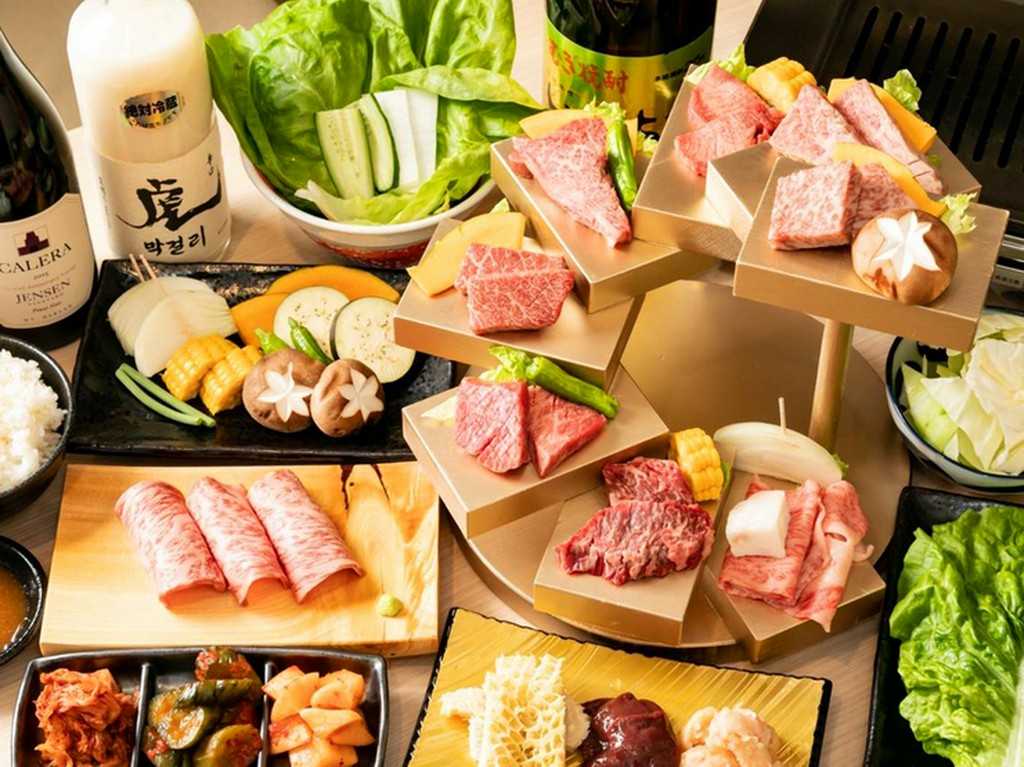 注文をすれば、目の前で切り分けてくれる“板前焼肉”