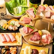 肉はA5ランクの雌牛に限定して、希少な部位を塊で仕入れ。注文が入ってから対面式のカウンターで切り分けて提供する“板前焼肉”スタイルが評判です。SNS映えする華やかな盛付けで、目でも楽しませてくれます。
