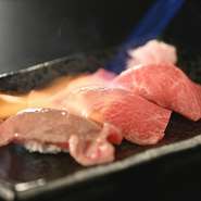 奥行きがあり、幅も広く、ゆったりと食事ができるカウンター席を完備。お一人様でも気がねなく、マイペースで焼肉を満喫できるのがうれしいところです。