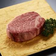 雌牛独特の何度でも食べたくなるようなとろける食感がたまらない逸品です。歯がなくても食べられるほどのやわらかさ。特製のワサビ醤油でいただきます。