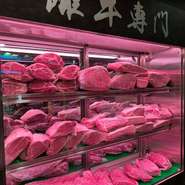 月齢や産地にはこだわらず、雌牛に限定しているのが特徴。筋肉質の雄牛とは異なり、肉質がやわらかく、口の中でとろけるような味わいがたまりません。